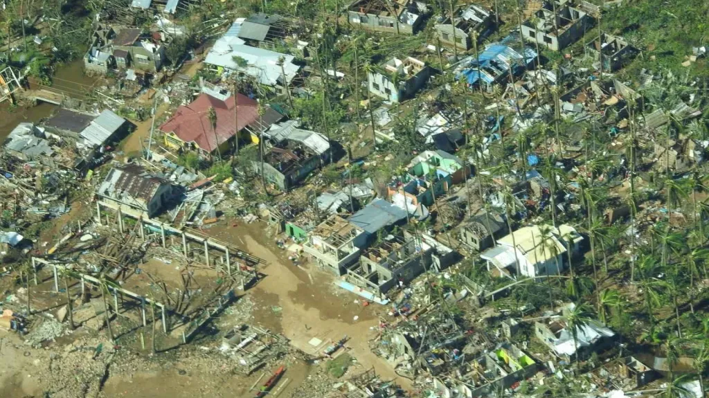Škody po tajfunu Rai