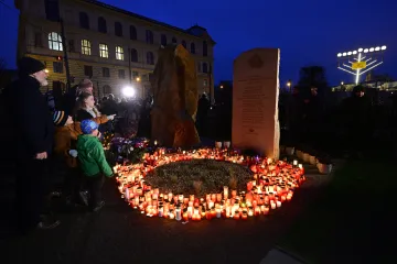Lidé si připomínají památku obětí předloňské tragédie na filozofické fakultě