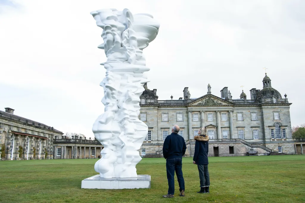 Anglické panství Houghton Hall v Norfolku připravilo ve spolupráci se sochařem Tonym Craggem souhrnnou výstavu jeho děl