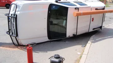 Převrácené auto po nehodě