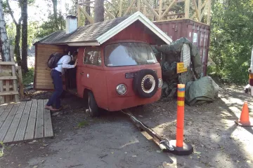 Ve Finsku jsou sauny všude. Třeba i na staveništi na břehu moře nebo v dodávce