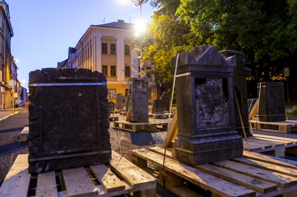 Instalace, vytvořená umělci a pedagogy Fakulty umění a designu UJEP Jiřím Bartošem a Robertem Vlasákem, ukazuje náhrobky i se stopami necitlivého zacházení. Degradace vlivem vlhkosti a času na výstavě kontrastuje se světlými dřevěnými paletami. Na těch jsou kameny umístěny