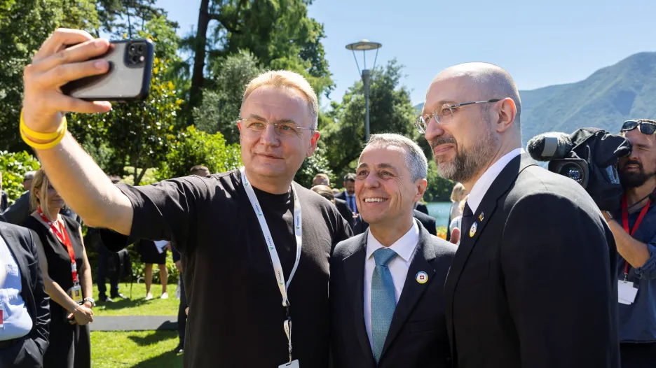 Starosta Lvova Andrij Sadovyj, švýcarský prezident Ignazio Cassis a ukrajinský premiér Denys Šmyhal