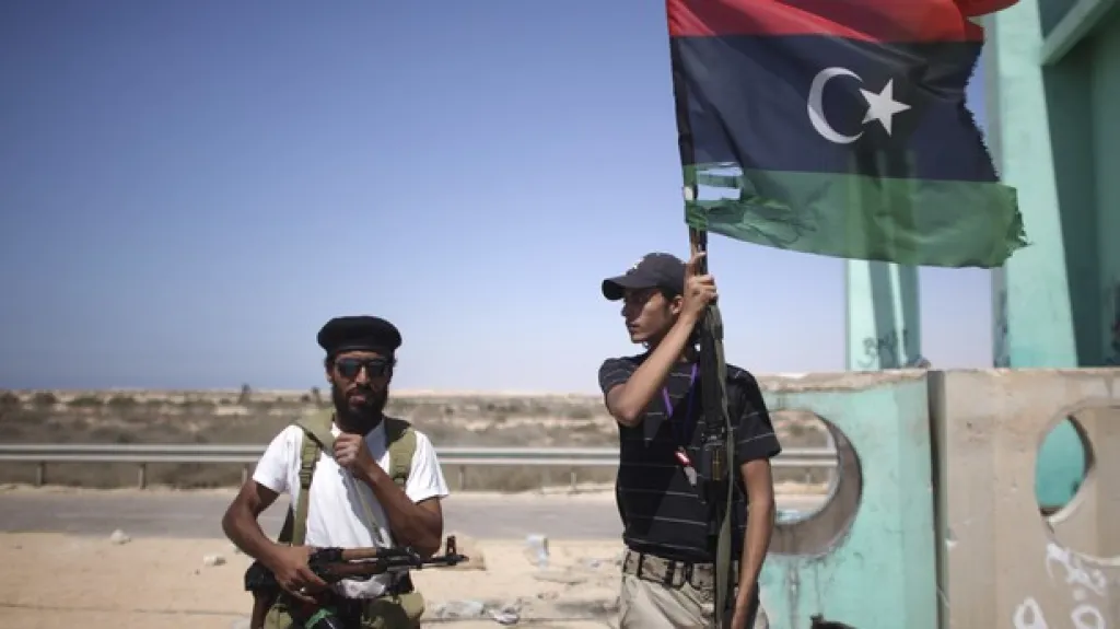 Lybijští povstalci poblíž přístavního města Briga