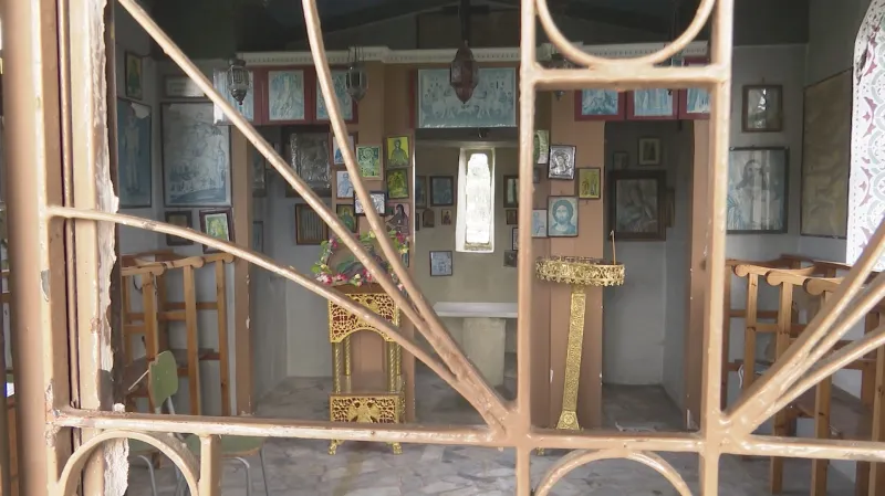 Poničený kostel na ostrově Lesbos