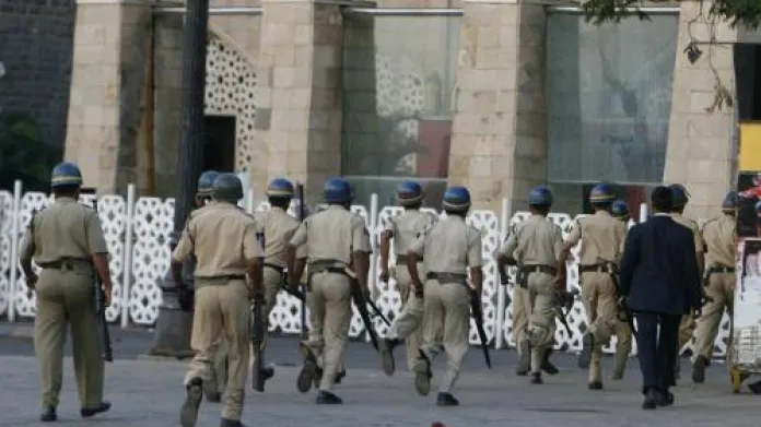 Indičtí policisté u hotelu Tádž Mahal