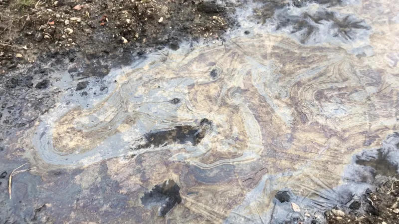 Olejová skvrna v místě stavby cyklostezky