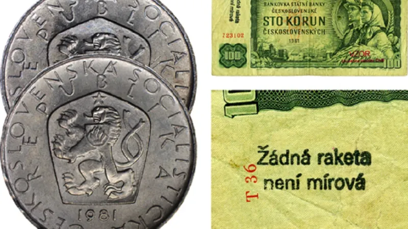 Lícní strana pětikoruny vzoru 1966 s odstraněnou pětihrotou hvězdou nad hlavou lva v porovnání s nepoškozenou mincí a stokoruna vzoru 1961 s přetiskem „Žádná raketa není mírová“