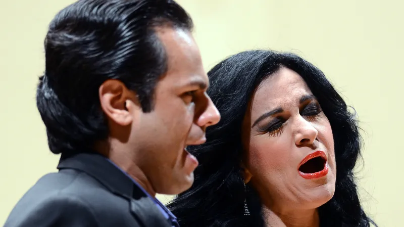 Rumusnká sopranistka Angela Gheorghiuová a brazilský tenorista Atall Ayan