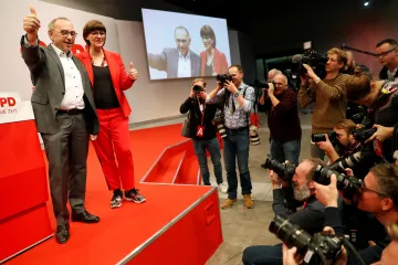 Německá SPD má nové vedení a požaduje revizi koaliční spolupráce s Merkelovou