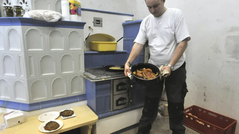 Účastníci kamnářského rekvalifikačního kurzu na závěr zkoušky předvedou, co jejich kamna umí