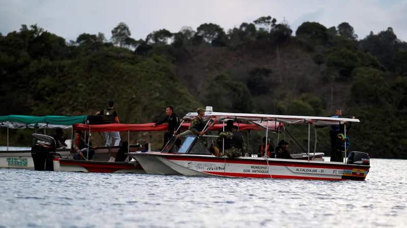 Záchranáři pátrají po pasažérech lodi
