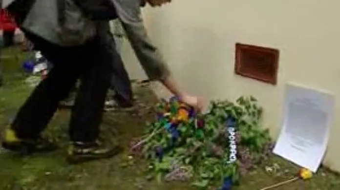 Anarchisté pokládají květiny z krepového papíru k uctění památky popravených chicagských odborářů.