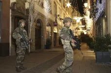 Obrazem: Po střelbě ve Štrasburku se lidé skrývali, Macron narychlo jednal