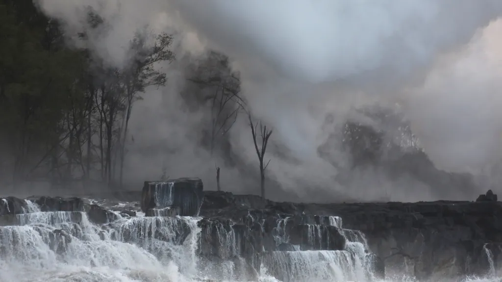 Láva z vulkánu Kilauea teče až do oceánu