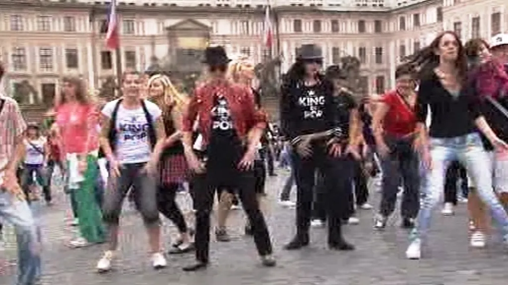 Tanečníci před Pražským hradem