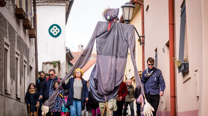 Kolem dvou set hrkačů vedených Moranou se vydalo na velikonoční průvod Třebíčí, 4. dubna 2026