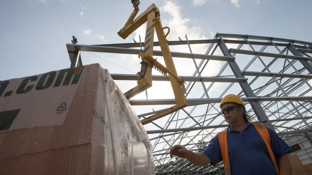 Stavba stadionu. Ilustrační foto