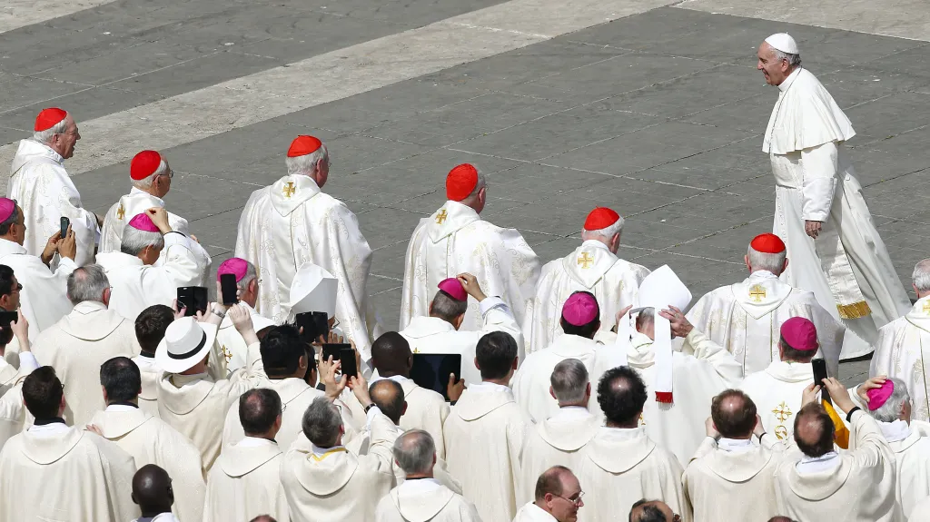 Papež František s kardinály ve Vatikánu