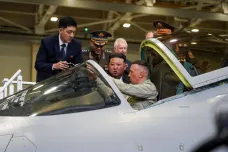 Kim Čong-un si prohlédl výrobnu stíhaček v Rusku. Zbrojní spolupráce s Putinem straší Západ