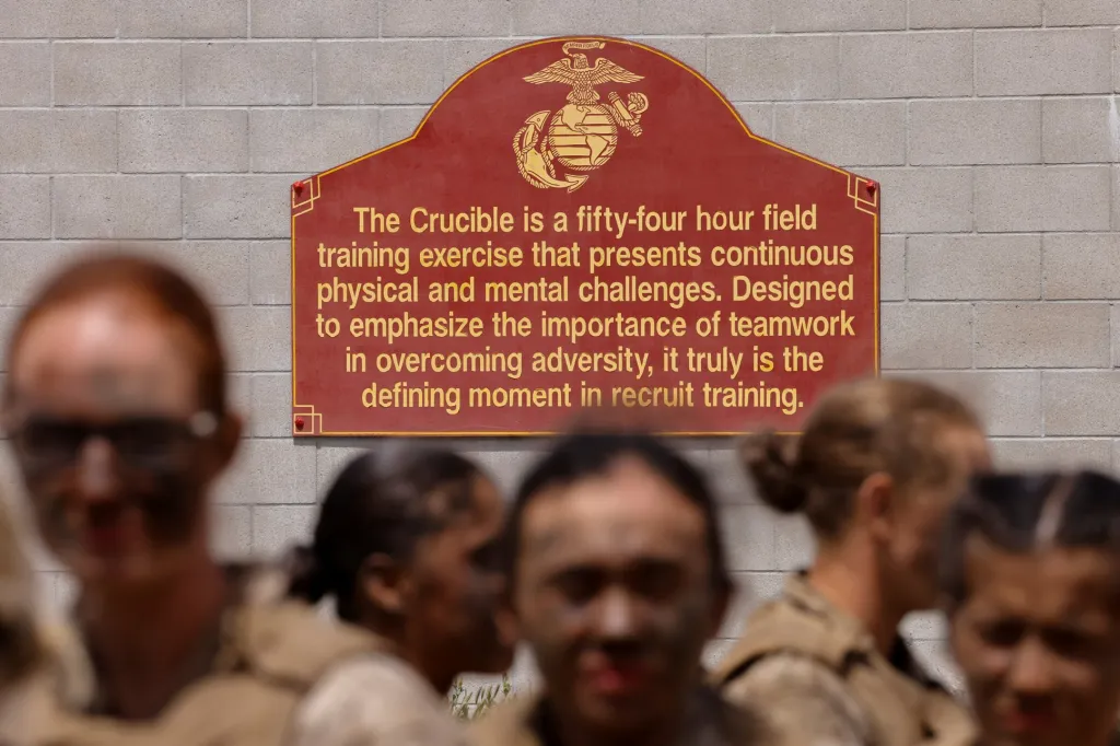 Americká armáda prolomila poslední genderové bariéry. Ženy procházejí tvrdým "mariňáckým" výcvikem, stejně jako muži, na námořní základně Pendleton v Kalifornii