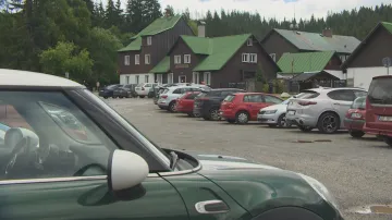 Plné parkoviště v NP Šumava