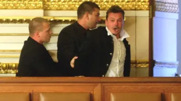 Ochranka vyvádí taxikáře Zdeňka Ponerta z galerie Poslanecké sněmovny