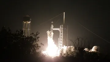Raketa Falcon 9 společnosti SpaceX vynesla čtyři astronauty na oběžnou dráhu
