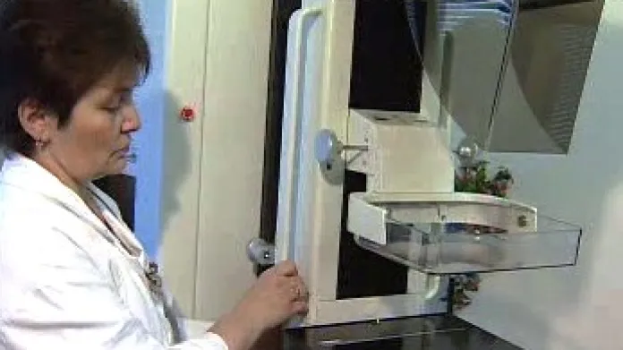 Lékařka obsluhující mamograf, přístroj na vyšetření prsů