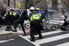 Při demonstracích proti Trumpovi ve Washingtonu policie zadržela 217 lidí