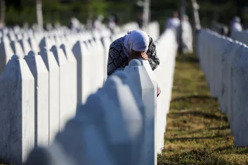 Ve Srebrenici si lidé připomínají 30 let od masakru Muslimů