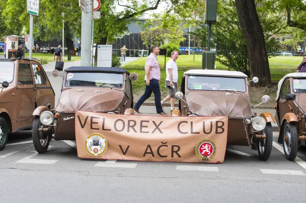 Bratři totiž vozítko začali nabízet jako dopravní prostředek pro invalidy. Samozřejmě ale nemohli působit jako soukromníci a na samém počátku roku 1951 proto vstoupili do Velodružstva v Hradci Králové