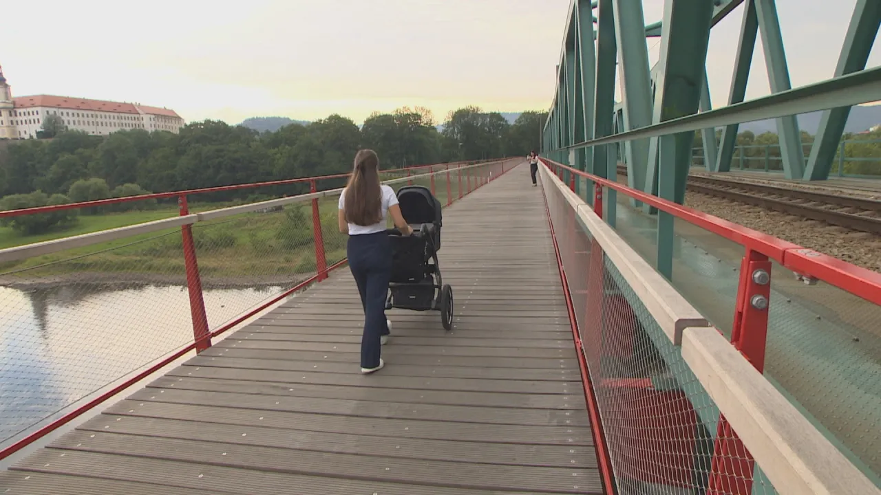 Děčín reklamuje novou lávku přes Labe, prkna se začala vlnit