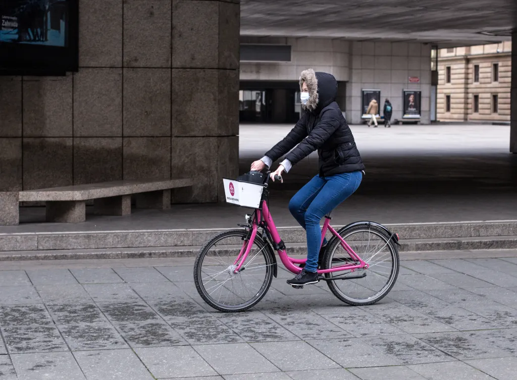 Projíždějící cyklistka u Národního divadla
