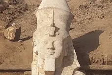 Archeologové v Egyptě odkryli chybějící část sochy faraona Ramsese II. Fragment měří skoro čtyři metry