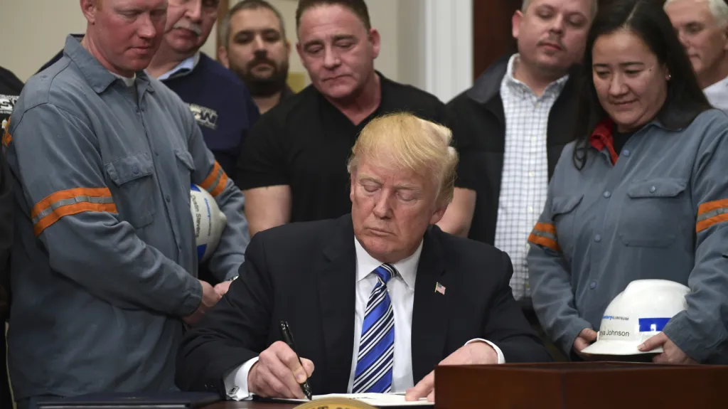 Donald Trump podepisuje zavedení cel na dovoz oceli a hliníku