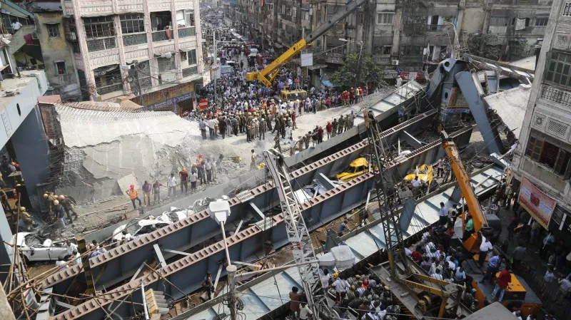 Zřícený nadjezd v Kalkatě