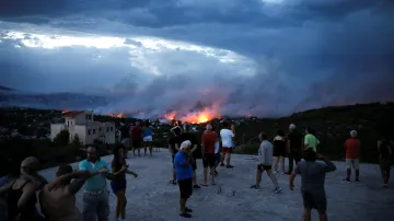 Obyvatelé sledují požár ve městě Rafina