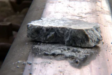 Děti položily na koleje kamení, policie vyšetřuje obecné ohrožení