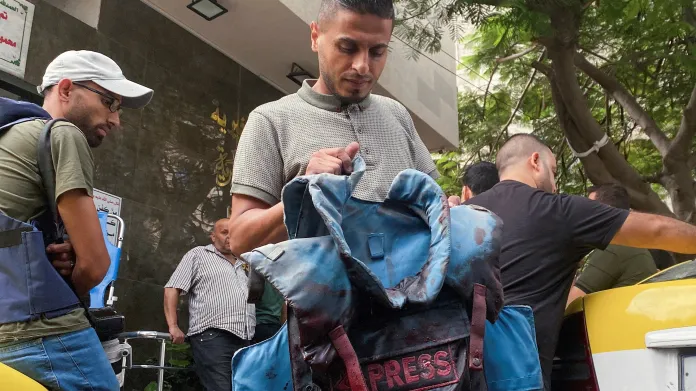 Kolega zabitého novináře Muhammada Subbúa nese jeho zakrvácenou vestu s nápisem