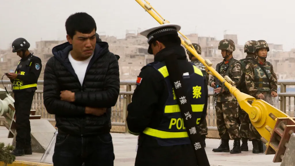 Čínští policisté a vojáci v Kašgaru