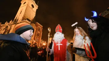 Sraz Mikulášů, čertů a andělů v centru Prahy