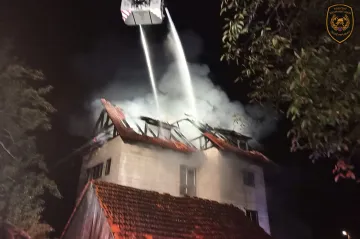 Hasiči ve Lhotsku na Zlínsku likvidují rozsáhlý požár hospodářské budovy