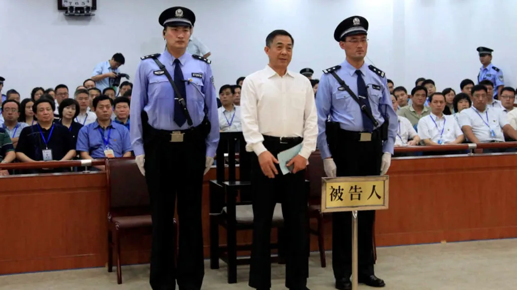Po Si-laj před soudem v Ťi-nanu