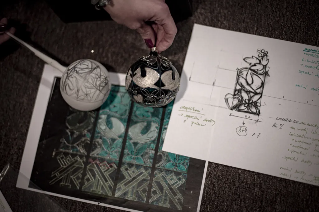 Kompletní proces vzniku jedné ozdoby je rozdělen na kreativní a technologickou část. Začíná se vždy návrhem, na kterém se podílí designér. Ten spolupracuje s výtvarníky a později i s výrobou