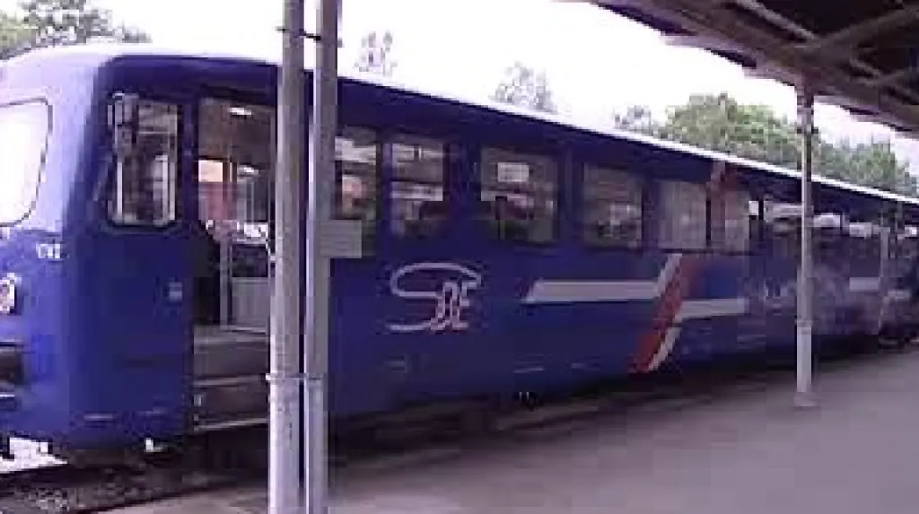 Osobní vlak na trati v oblasti Trojzemí