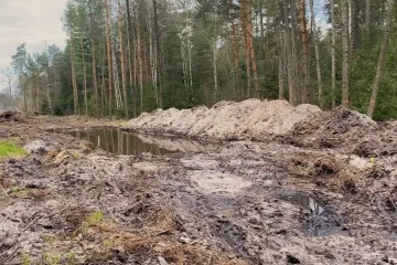 Místo kola radši plavky, vtipkují lidé v Hradci Králové. Tamní cyklostezky se potýkají s problémy
