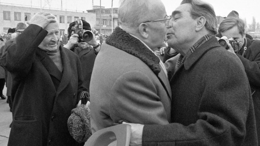 Polibek Gustáva Husáka s Leonidem Brežněvem