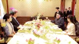 Hostina pro Kim Čong-una a jeho manželku (fotografie agentury KCNA)
