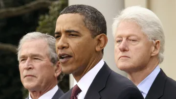 Tři exprezidenti USA: George Bush mladší (vlevo), Barack Obama (uprostřed) a Bill Clinton (vpravo)